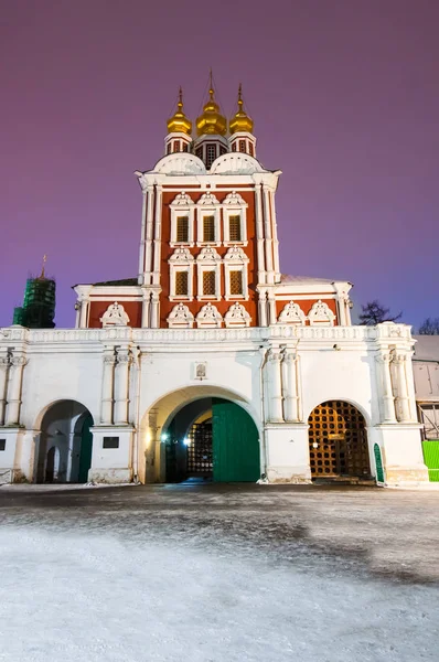 モスクワ ノヴォデヴィチ女子修道院への入り口として知られている Bogoroditse スモレン スキー修道院の 月の夜に照らされた 2018 ロシア — ストック写真