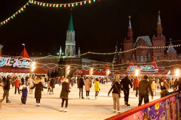 Moscú Rusia Enero Anillo Patinaje Lleno Lugareños Turistas Plaza Roja —  Fotos de Stock