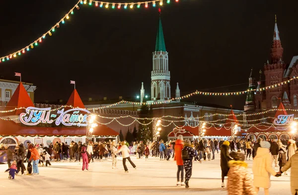 モスクワ ロシア スケート リング州立歴史博物館は 月の距離で目に見えるクリスマスの時間の間に赤の広場に人々 2018 モスクワ — ストック写真