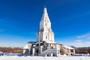 Moskova, Rusya-Mart 09, 2018: Kolomenskoye yükseliş güneşli gün boyunca antik kilise ile. Moskova'nın güneyinde bir gezi cazibe Kolomenskoe olduğunu.