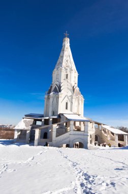  Kolomenskoye yükseliş güneşli gün boyunca antik kilise ile. Moskova'nın güneyinde bir gezi cazibe Kolomenskoe olduğunu.