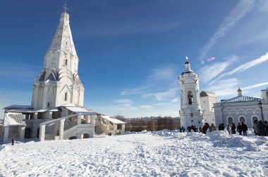 Moskova, Rusya-Mart 09, 2018: Panorama Kolomenskoye Köyü antik kilise soldaki yükseliş ve St. George, sağdaki 16. yüzyıl Kilisesi ile.