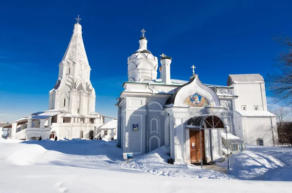 Arka Planda Yükseliş Antik Kilise Kilise George Kolomenskoye Emlak Plan — Stok fotoğraf
