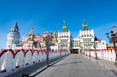 Gün ortasında sırasında beyaz taş Izmailovo Kremlin, Moskova, Rusya.