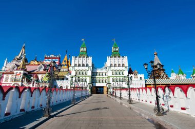 Izmailovsky Kremlin ve müze kompleksi Mo Köprüsü'nden