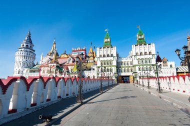 Izmailovsky Kremlin ile renkli mimari köprü Moskova, Rusya.