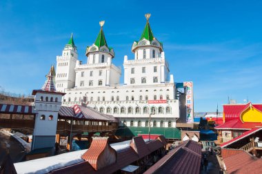 Moskova, Rusya-Mart 23,2018: Izmailovsky Kremlin ve Müze kompleksi, insanlar yerel bit pazarı alışveriş.