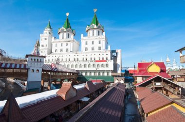Izmailovsky Kremlin ve Müze kompleksi gün ortasında sırasında yerel bit pazarı alışveriş yapmak davet ediyor..
