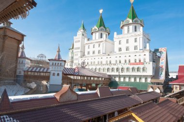 Moskova, Rusya-Mart 23,2018: Izmailovsky Kremlin ve Müze kompleksi, insanlar yerel bit pazarı alışveriş.
