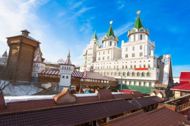 Gün ortasında sırasında eski Rusya model alınarak Izmailovsky Kremlin karmaşık yapmak alışveriş yerel bit pazarı davet ediyor.