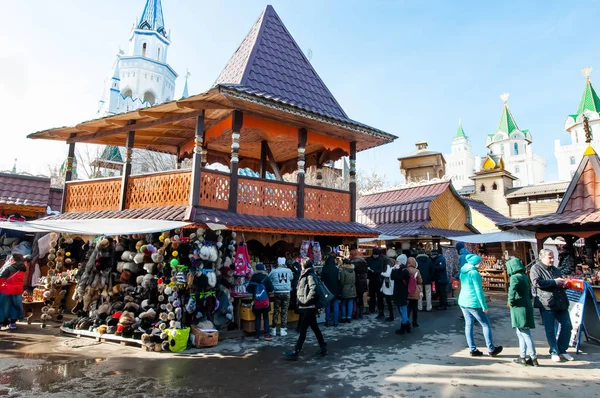 Moscou Rússia Março 2018 Mercado Pulgas Izmailovo Kremlin Multidão Turistas — Fotografia de Stock