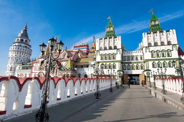 Izmailovo Kremlin Müzesi Eski Rus mimarisi ile en büyük Moskova bit pazarı içinde gösterilir.