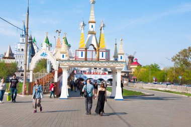 Moskova, Rusya-Mayıs 07,2018: Izmailovo Kremlin ana giriş, royal residence, kalabalık turist olduğunu en iyi toplama gezi gidin.