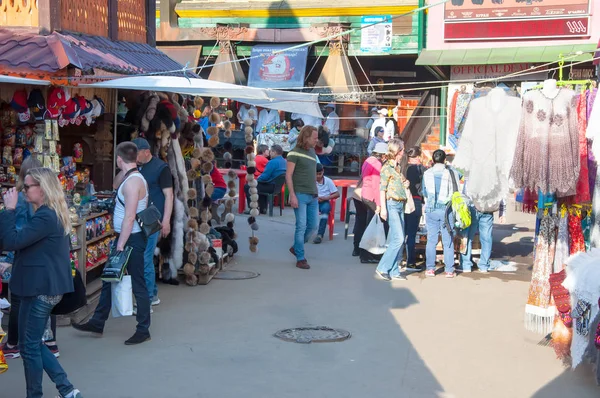 俄罗斯莫斯科 232018 每日跳蚤市场充斥着人们在 Izmailovo 克里姆林宫 人们在摊位购物 — 图库照片