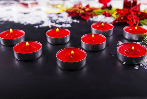 Rote Kerzen und Weihnachtsdekoration im Schnee liegend als Vorlage — Stockfoto