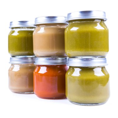 Bebek püresi üzerinde beyaz izole kavanoz