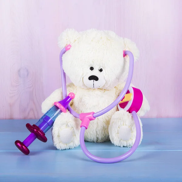 Toy bear with stethoscope and syringe / pediatrician — Stock Photo, Image