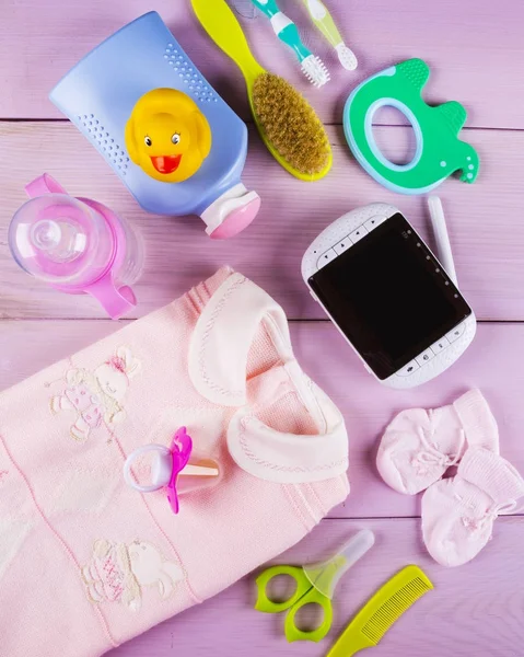 Productos para bebés, accesorios para bebés sobre fondo de madera — Foto de Stock