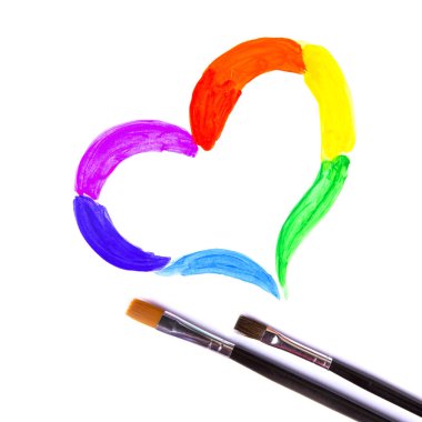 beyaz arkaplanda püsküllü boyalı kalp