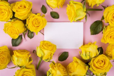 Pembe arka planda sarı güller