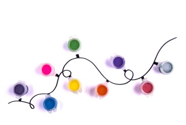 Beyaz arka planda renkli boya çelenkleri