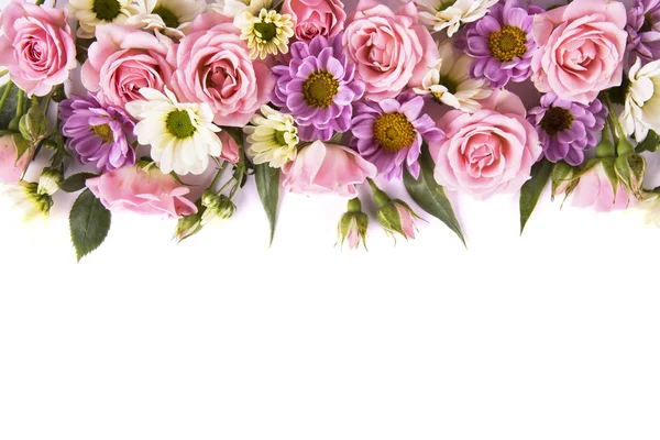 Arreglo floral sobre un fondo blanco. patrón —  Fotos de Stock