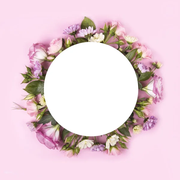 Arreglo de flores con flores y tarjeta en blanco, sobre fondo rosa — Foto de Stock