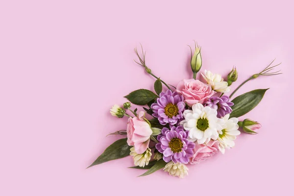 Összetétele virágok rózsaszín háttér — Stock Fotó