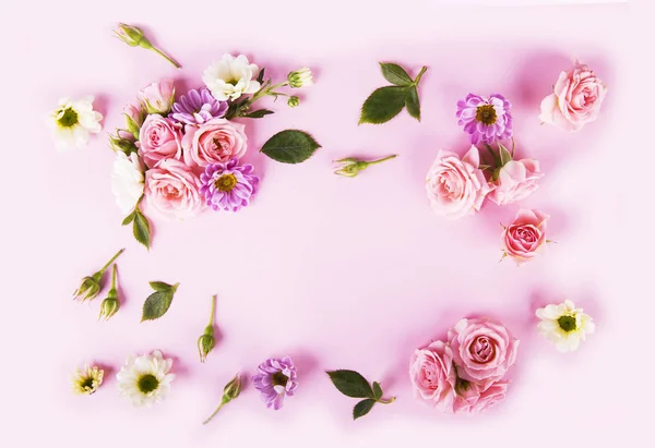 Arreglo floral sobre fondo rosa — Foto de Stock