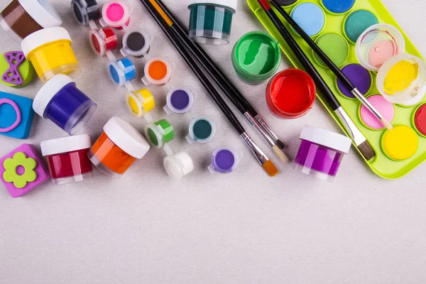 Γκουάς χρώματα, βούρτσα, χρωματιστά μολύβια. — Φωτογραφία Αρχείου