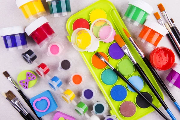Barvy, kvaše, štětce, barevné tužky. — Stock fotografie