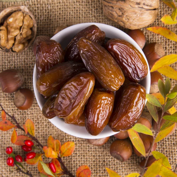 Datteln und Nüsse. Herbstkonzept. — Stockfoto