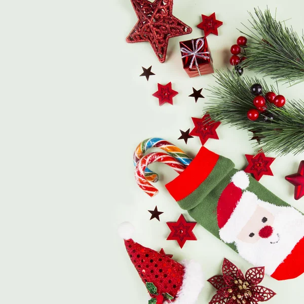 Decoración de Navidad, bastones de caramelo, rama de árbol en la mesa —  Fotos de Stock