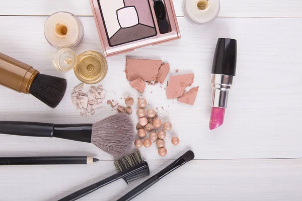 Make-up štětec a kosmetika, s oříznutou dráhou — Stock fotografie