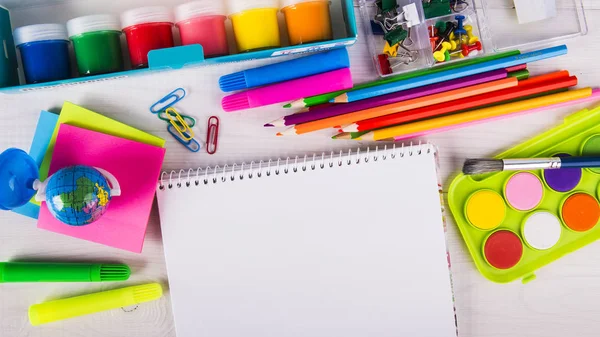 Forniture per ufficio scolastico su una scrivania con spazio per la copia — Foto Stock