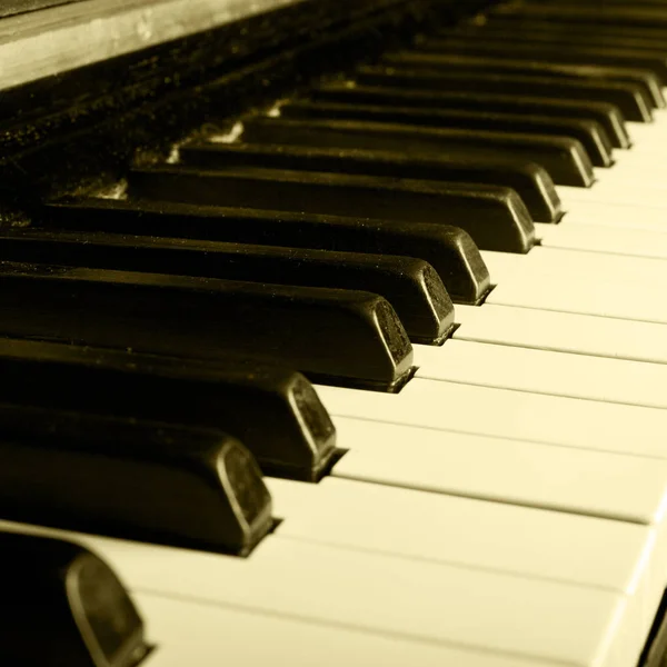 Teclas de piano closeup monocromático — Fotografia de Stock