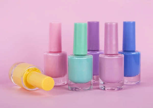 Grupo de esmaltes de uñas brillantes, sobre fondo rosa — Foto de Stock