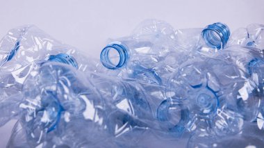 Plastik şişeler geri dönüşüm arkaplanı kavramı