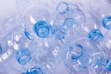 Plastik şişeler geri dönüşüm arkaplanı kavramı