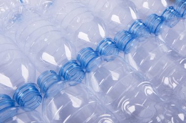 Plastik şişeler geri dönüşüm arkaplanı kavramı