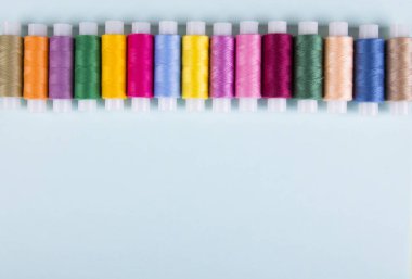 çok renkli iplik makaralar