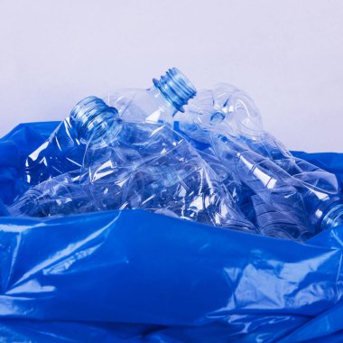 Plastik şişeler geri dönüşüm arkaplanı kavramı