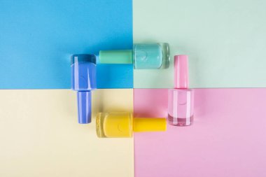 Renkli bir arka planda çok renkli tırnak cilası.