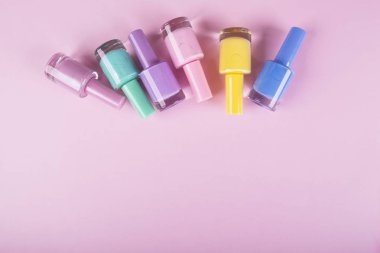 Renkli bir arka planda çok renkli tırnak cilası.