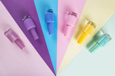 Renkli bir arka planda çok renkli tırnak cilası.