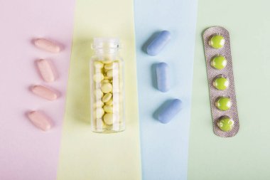 Çeşitli ilaç hapları, haplar ve kapsüller.