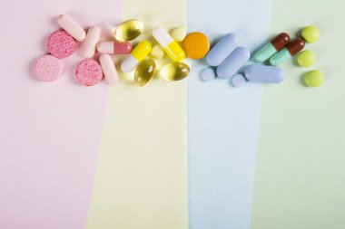 Çeşitli ilaç hapları, haplar ve kapsüller.