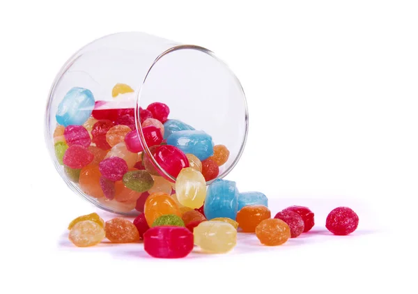 Различные красочные фруктовые конфеты на белом — стоковое фото