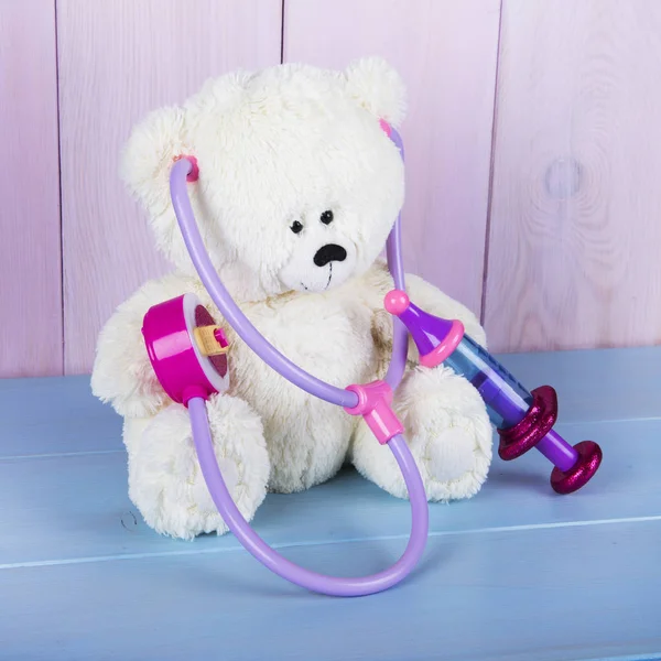 Toy bear with stethoscope and syringe / pediatrician — Stock Photo, Image