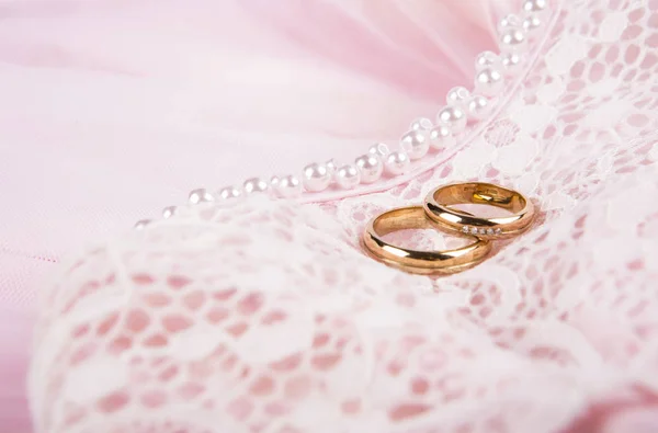 Gyönyörű jegygyűrűk rózsaszínen — Stock Fotó